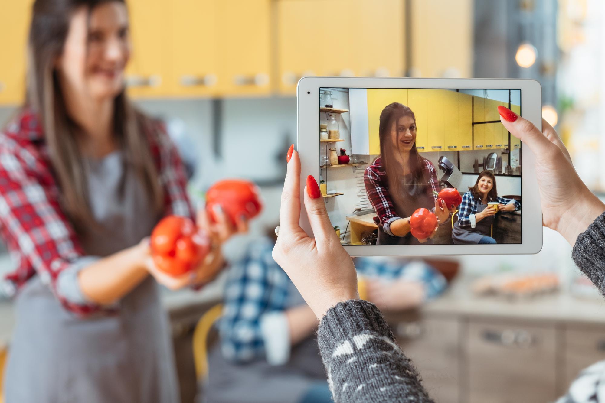 Classe di cucina virtuale con chef che spiega ricetta