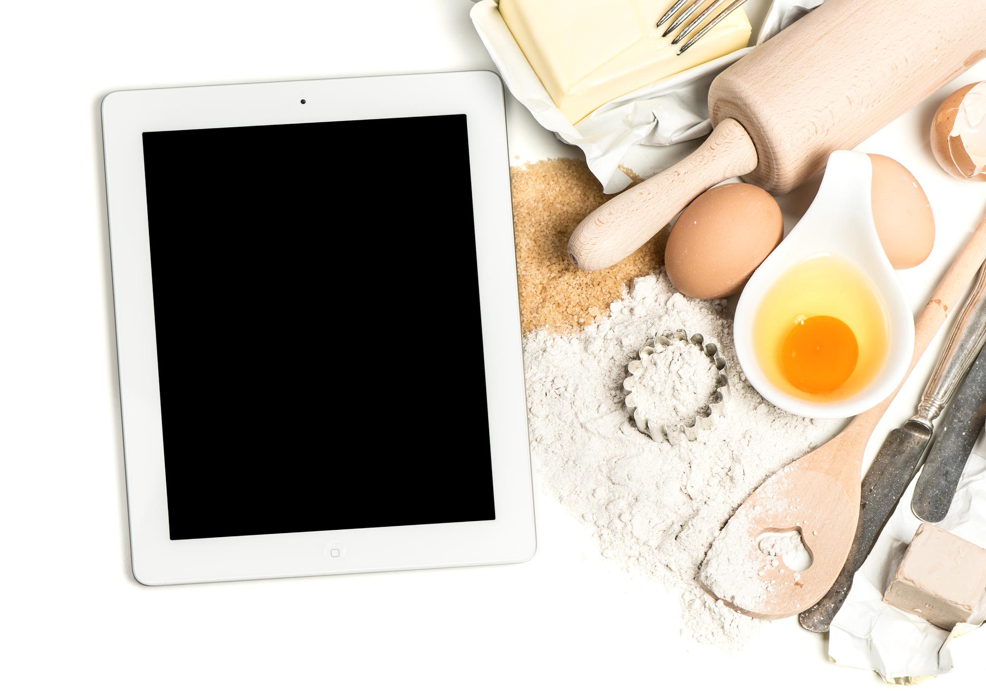 Set di utensili e tablet con corso in riproduzione